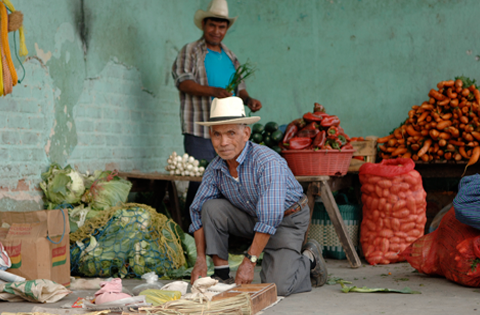 señor en mercado